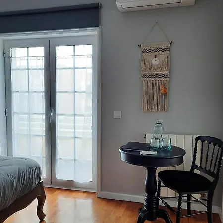 Smiling Places - In Couette-café