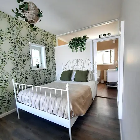 Smiling Places - In 4*