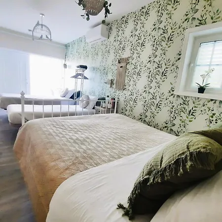 Smiling Places - In Labruge