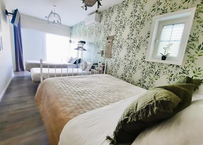 Smiling Places - In Labruge